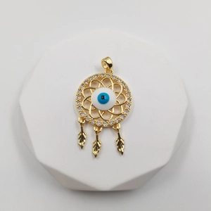 Goldene Traumfänger-Halskette mit Evil-Eye-Anhänger und Zirkonia auf weißem Hintergrund