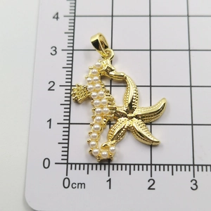 Golden seahorse and starfish pendant with white pearls, measuring 3.5cm by 2.5cm
