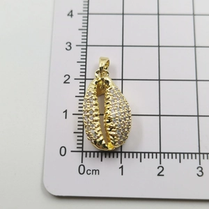 Macro shot showing conch pendant measurements of 2.5cm length and 1.2cm width