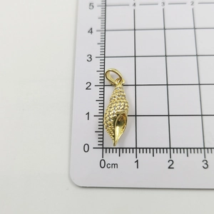 Macro view of 18k gold-plated conch pendant with zircons showing 2.5cm size on scale