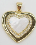 Detail eines goldenen Herzanhängers mit Perlmutt-Inlay und Kristallrand-Dekor