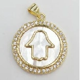 Makroaufnahme des Hamsa-Hand-Anhängers mit Mikro-Zirkonia und weißem Perlmutt-Inlay