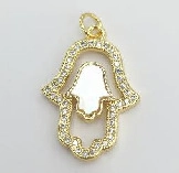 Makroaufnahme von Gold-Hamsa-Anhänger mit Pavé-Zirkonia und filigranen Details