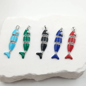 Ciondoli a forma di pesce articolati in cinque colori con perle per collane