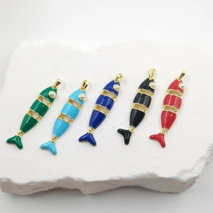 Pendente a forma di pesce articolato in cinque colori vivaci con placcatura in oro e perle