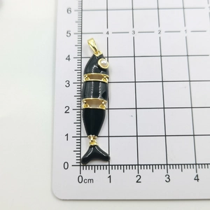 Ciondolo a forma di pesce articolato in smalto nero e perla su base millimetrata