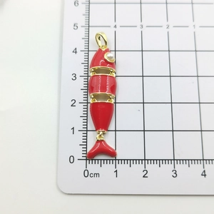 Vista dettagliata di un ciondolo a forma di pesce rosso flessibile con scala di misura