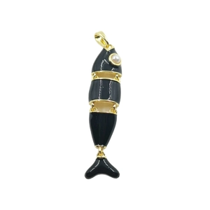 Ciondolo a forma di pesce articolato in smalto nero e oro con dettaglio in perla