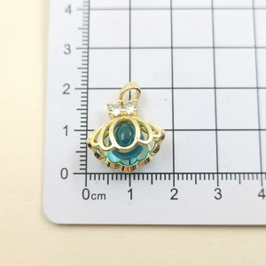 Detailed size measurement of a gold shell pendant with turquoise stone and zircons