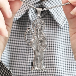 Gros plan du pendentif Santa Muerte en acier titane argenté avec faux et balance