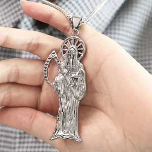 Gros plan détaillé du pendentif Santa Muerte en acier titane vintage sur une chaîne épaisse