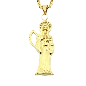 Gros plan détaillé du pendentif Santa Muerte en acier titane doré avec sa chaîne
