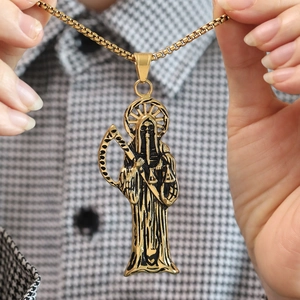 Pendentif faucheuse dorée vintage avec faux et balance sur chaîne à billes carrées