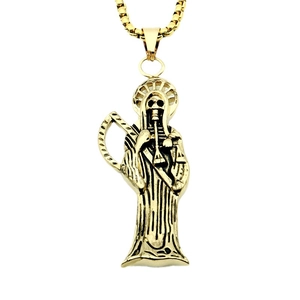 Détail du pendentif Santa Muerte en acier doré avec faux sur une chaîne à perles carrées