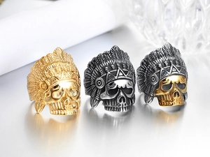 Vista macro detallada de anillos de calavera india vintage en acabados oro, plata y bicolor