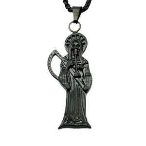 Détail de la faux de la Santa Muerte sur un collier avec pendentif en acier gris