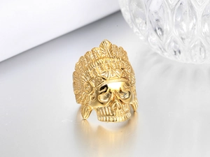 Vista macro de los detalles de plumas en un anillo de calavera dorada estilo vintage
