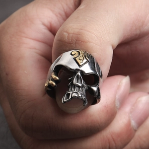 Vintage punk schedelring voor heren met gouden schoppen embleem en zwarte afwerking