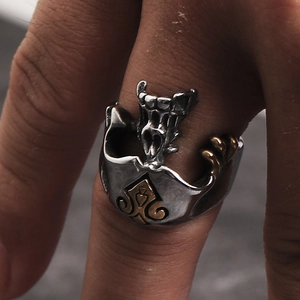 Macro-opname van gotische titanium stalen ring met vleermuisvleugels en hartschild