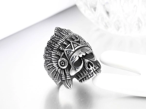 Detalle de anillo de calavera de jefe indio vintage en acero inoxidable pulido para hombre