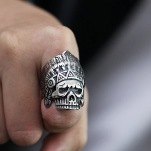 Primer plano de anillo calavera india vintage con plumas detalladas y acabado de acero viejo