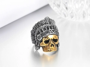 Vista macro de anillo calavera india con plumas plateadas y detalles dorados