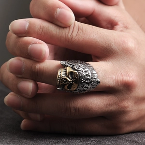 Detalle del anillo vintage de acero con calavera india y acabado bicolor oro-plata