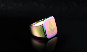 Makroaufnahme der Regenbogen-Plattierung und Freimaurer-Symbol auf Titanring