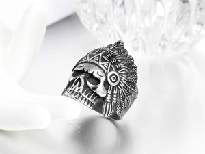 Vista lateral macro del anillo vintage de acero con calavera de jefe indio y plumas