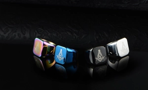 Nahaufnahme der Freimaurerringe in Regenbogen, Blau, Schwarz und Silber-Finish