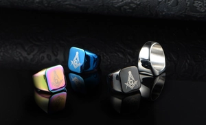 Nahaufnahme von Freimaurerringen aus Titanstahl in Schwarz, Blau, Silber und Regenbogenfarben
