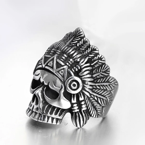 Anillo de calavera con plumas indias para hombre en acero inoxidable con acabado retro