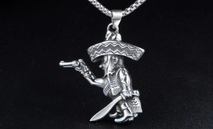 Detalle del colgante bandido mexicano retro en acero inoxidable plateado con pistola y sable
