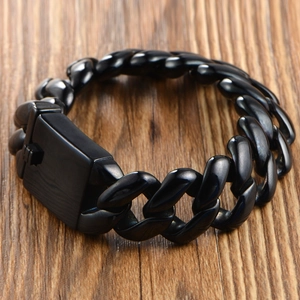 Gepolijste zwarte roestvrijstalen cubaanse schakelarmband met gesp op hout