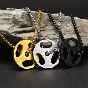 Drei Fitness-Hantelscheiben-Halsketten in Gold, Silber und Schwarz auf Naturstein