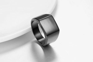 Gros plan détaillé d'une bague chevalière carrée noire minimaliste pour hommes