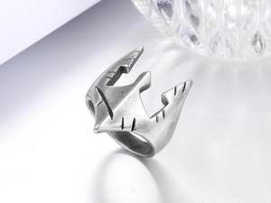 Macro-opname van gotische maskerring met verouderde zilveren afwerking en details