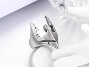 Macro-detail van vintage zilveren maskerring met punk helm ontwerp en matte afwerking
