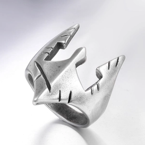 Retro punkstijl titanium stalen kroonmasker ring met een vintage zilveren distressed finish