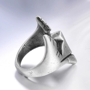 Vintage geoxideerde titanium stalen ring met zware industriële stijl en geometrische facetten