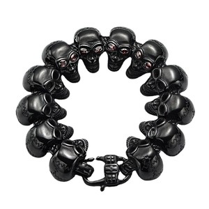 Bracciale teschio gotico da uomo in nero opaco con occhi in pietra rossa su fondo bianco