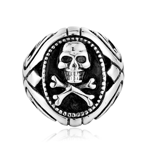 Dettaglio del rilievo vintage con teschio su anello in acciaio titanio argento-nero