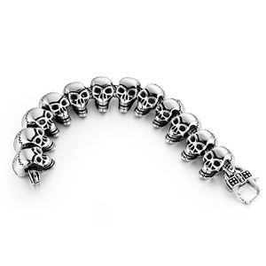Bracciale da uomo punk con teschi in acciaio al titanio lucido vintage su bianco