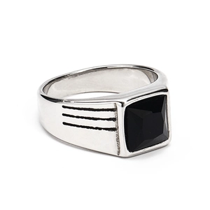 Detalle de anillo de titanio para hombre con piedra negra cuadrada facetada y ranuras