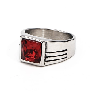 Vista macro de anillo para hombre de acero de titanio con gema roja cuadrada y grabados