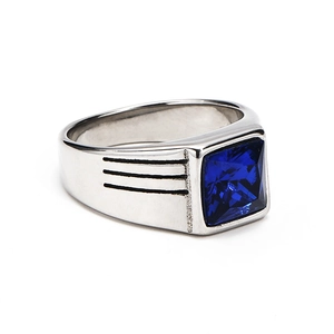 Anillo de hombre en acero de titanio con gema azul cuadrada y rayas negras laterales