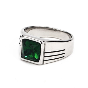 Primer plano de anillo de titanio plateado con gema verde cuadrada y detalles de ranuras