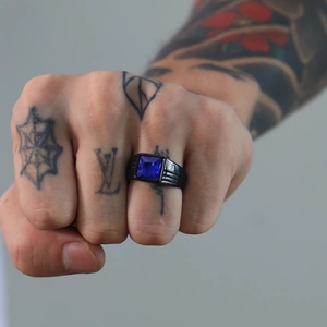 Anillo de acero de titanio para hombre con gema azul cuadrada y banda negra texturizada