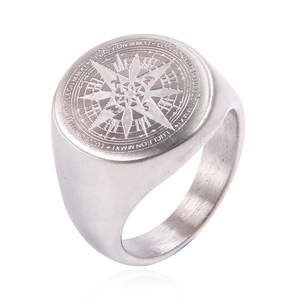 Detalle macro de anillo de brújula para hombre en acero inoxidable cepillado con grabado superior