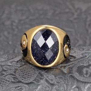 Edelstahlring in Gold mit facettiertem blauem Goldfluss und Tai-Chi-Yin-Yang-Symbolen